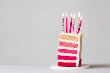 Pembe ombre doğum günü pastası ve doğum gününü kutlamak için altı tane pembe doğum günü mumu.
