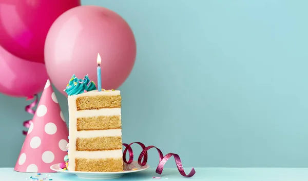 Snijd Verjaardagstaart Met Blauwe Verjaardagskaars Feestmuts Slingers Verjaardagsballonnen Klaar Voor — Stockfoto