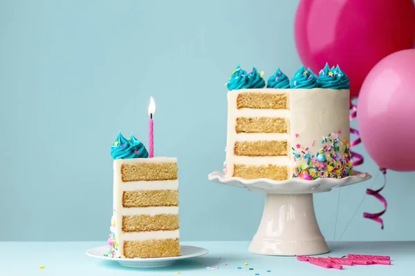 生日蛋糕 上面有一层青绿色的糖霜 剥去一片 一支粉红的生日蜡烛 — 图库照片