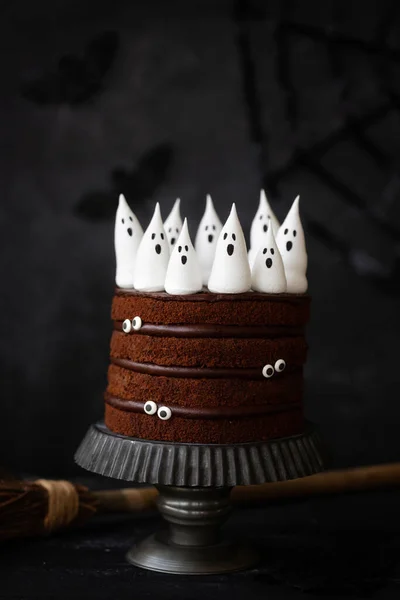 Chocolate Halloween Cake Spooky Meringue Ghosts Candy Eyes Стоковая Картинка