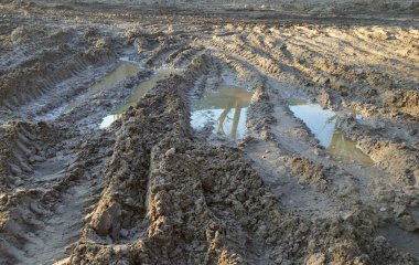 arka lastikler off-road kil üzerinde izler.
