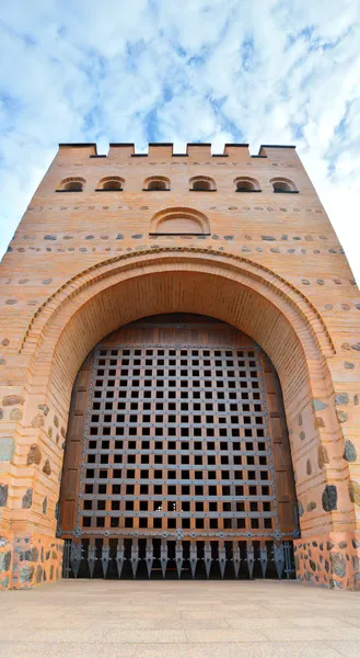 Starkes uraltes Tor in der steinernen Festung — Stockfoto