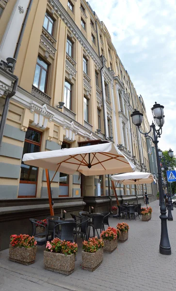 Cafés extérieurs confortables près du bel hôtel de luxe ancien bâtiment — Photo