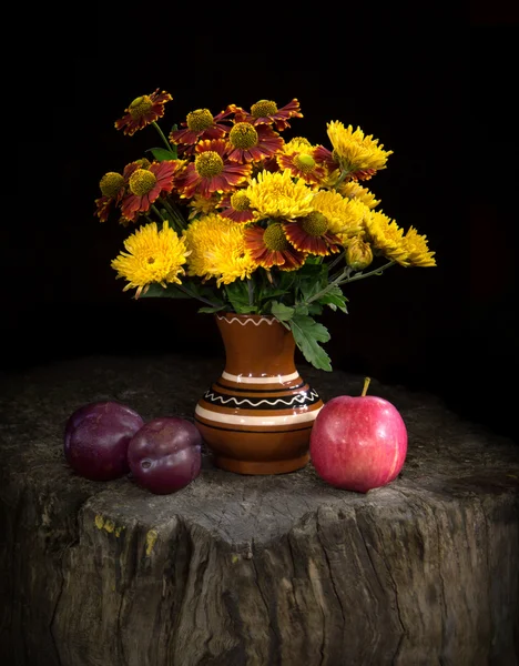 Nosegay of chrysanthemums and Gayllardiyas with ripe fruits — Stock Photo, Image
