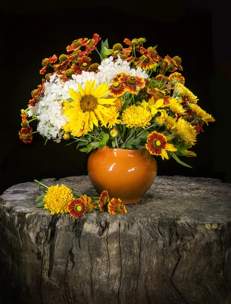 Bouquet di fiori da giardino: crisantemi, gaillardie, girasole — Foto Stock