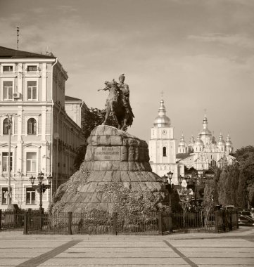Kyiv, Ukrayna, 2018. Eski büyük bronz süvari figürü eski kahraman şövalye Hetman Zaporizhya Sich kültür başkenti. şehir tapınağı gezi merkezi sanat sahnesi yazlık ev metin alanı mavi gökyüzü manzarası  