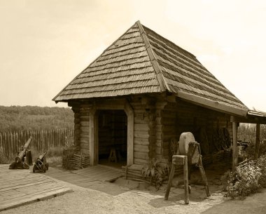 Hortitsa fort city 2019. Rustik Zaporizhia Sich Hortica savaş kalesi kasaba silah muhafızları ordu öğütücü müzesi. Geçmiş yüzyıl ahşap ev ahşap bahçe büyük daire demirci taş sahne mavi gökyüzü