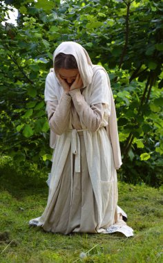 Yalnız, yetişkin, Doğu İsrail Yahudi portresi beyaz, eski moda bornoz giyen bayanın İsa Mesih 'e dileklerini sorduğunu vurguladı. Günah ergen ruhu, mutlu bir mutluluk için yalvar. Şükürler olsun. Barış için şükret.