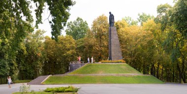 Kanev, Ukrayna 2018. Bilinen klasik yazar figürü sanat tarafı panoramik doğa tepesi ormanı manzaralı gezi günü. Retro yaz çiçeği çimenleri kentsel kare beyaz gökyüzü metin alanı sahnesi