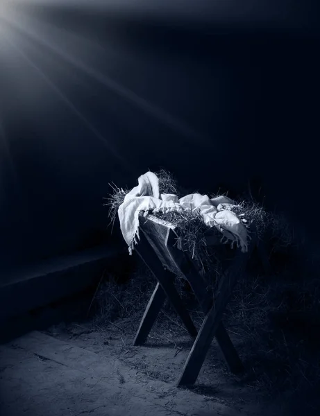 空の動物小屋レトロな白いベール布人間の福音を与えるベッドオブジェクトカード背景テキストスペース ダークブラックかわいいアンティークの息子の男の子主インマヌエル睡眠祝福祈る魂の愛希望のサインコンセプトシーン — ストック写真