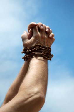 Eski üzücü ümitsizlik korkusu stres adamı dua ediyor. Umarım güneş mavi metin alanını aydınlatır. Yakından adam kaçırma limiti. Bilek bilek, halat bağlama, taciz. Umutsuz vaka.