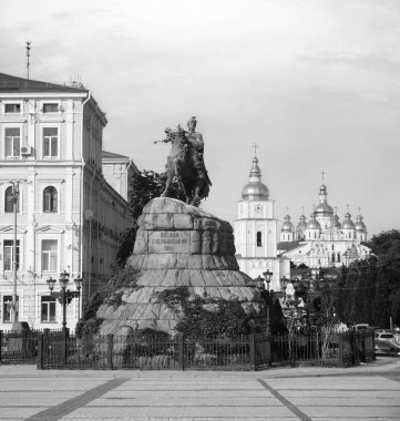 Kyiv, Ukrayna, 2018. Eski büyük bronz süvari figürü eski kahraman şövalye Hetman Zaporizhya Sich kültür başkenti. şehir tapınağı gezi merkezi sanat sahnesi yazlık ev metin alanı mavi gökyüzü manzarası  