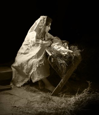 Mutlu genç çocuk uyur yaşam sembolü yıldız ışığı beyaz kumaş tebrik kartı uzayı. Koyu siyah ahır mağarası saman samanı canlı sahne şirin yeni ebeveyn mutlu mesih noel arifesi aşk bayanı eli