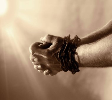 Eski üzücü ümitsizlik korkusu stres adamı dua ediyor. Umarım güneş mavi metin alanını aydınlatır. Yakından adam kaçırma limiti. Bilek bilek, halat bağlama, taciz. Umutsuz vaka.