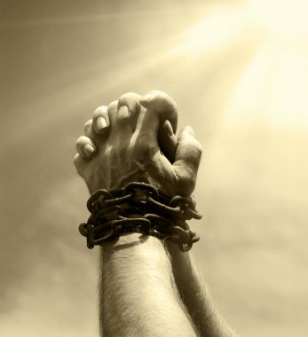 Eski üzücü ümitsizlik korkusu stres adamı dua ediyor. Umarım güneş mavi metin alanını aydınlatır. Yakından adam kaçırma limiti. Bilek bilek, halat bağlama, taciz. Umutsuz vaka.