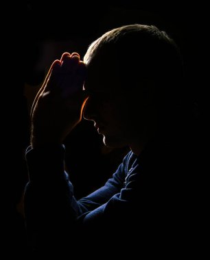 Dramatik Ortodoks Protestan Baptist Dindar Yalnız Stres Ergen Yas Tutan Adam. Endişe etme beyaz çocuk. Ruh tokası kıvrımı. Yalvarırım yaklaş. Modern düşünce konsepti. Metin uzayı kilise sembolü