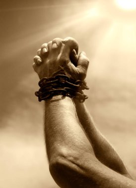 Eski üzücü ümitsizlik korkusu stres adamı dua ediyor. Umarım güneş mavi metin alanını aydınlatır. Yakından adam kaçırma limiti. Bilek bilek, halat bağlama, taciz. Umutsuz vaka.