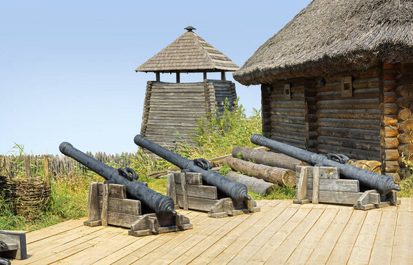 Запорожская казачья сич-гвардия охраняет укрепленную городскую стену народного музея XVI века минувшей сельской сельской культуры. Панорамный живописный вид Днепр Пруд остров океан голубое небо текстовое пространство