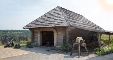 Hortitsa fort city 2019. Rustik Zaporizhia Sich Hortica savaş kalesi kasaba silah muhafızları ordu öğütücü müzesi. Geçmiş yüzyıl ahşap ev ahşap bahçe büyük daire demirci taş sahne mavi gökyüzü