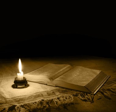 Grunge çağı, kaba, kaba, kahverengi mezmur dua et, Torah hukuk mektubu arşivi koyu siyah ahşap masa alanı istiflesin. Yeni Yahudi kültürü Tanrı İsa İncil edebiyatı sanat tahtası hala hayat ateşi kavramı