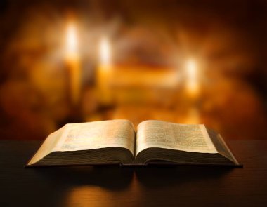 Grunge çağı, kaba, kaba, kahverengi mezmur dua et, Torah hukuk mektubu arşivi koyu siyah ahşap masa alanı istiflesin. Yeni Yahudi kültürü Tanrı İsa İncil edebiyatı sanat tahtası hala hayat ateşi kavramı