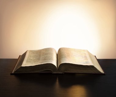 Grunge çağı, kaba, taşralı, kahverengi Yahudi mezmuru, dua et ki, Tora Kanunu, koyu siyah, tahta masa alanını aydınlatsın. Yeni Yahudi kültürü, Tanrı İsa, İncil, edebiyat, sanat, ahşap, hayat kavramı.