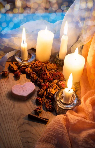 Samimi antika kutsal hatıra günü karanlık akşam evi banyosu mavi gökyüzü penceresi yazı uzayı afişi bile. Eski, yıpranmış beyaz masayı kapat. Hâlâ hayattayız. Pembe mumla aydınlatılmış sanat tebrik kartı dekoru.