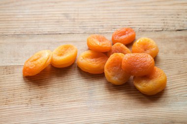 Çiğ renk, yenilebilir, kurutulmuş erik yağı iştah açıcı masa aydınlatma metni alanı. Üst detaylı görünümü kapat. Tam besin değeri olan kırsal tarım bitkisi mısır hasadı çekirdek baharat tıp sembolü. Kopyalama alanı.