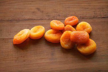 Çiğ renk, yenilebilir, kurutulmuş erik yağı iştah açıcı masa aydınlatma metni alanı. Üst detaylı görünümü kapat. Tam besin değeri olan kırsal tarım bitkisi mısır hasadı çekirdek baharat tıp sembolü. Kopyalama alanı.