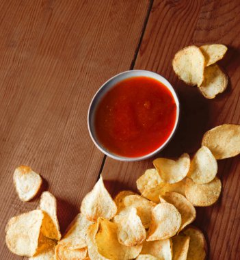 Üst görünümü kapatın kuru aşçı kırmızı bir sürü büyük sebze kraker grubu tahta tabak alanı. Retro rustik yakın plan küçük doğal pişmiş diyet altın soğan bitkisi peyniri hazır yemek