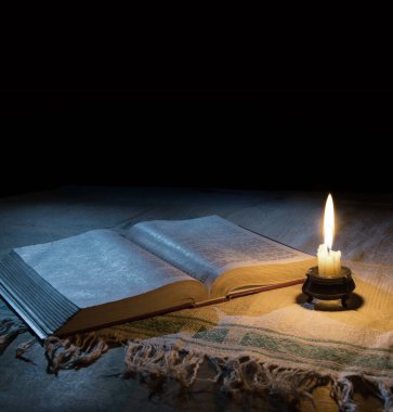 Grunge çağı, kaba, kaba, kahverengi mezmur dua et, Torah hukuk mektubu arşivi koyu siyah ahşap masa alanı istiflesin. Yeni Yahudi kültürü Tanrı İsa İncil edebiyatı sanat tahtası hala hayat ateşi kavramı