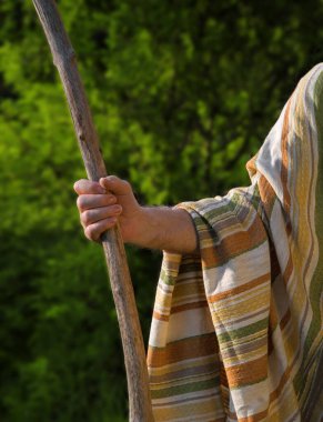 Geçmişe dönük kırsal araçları kapatın. Ortaçağ kırsal sürüsü yetişkin bilge çoban işçi azizi John Baptist 'e adanmıştır. Orta Doğu 'nun kutsal Yahudi cübbesi. Tanrı' ya dua et de İncil 'deki çubuk sembolü kavramı için dua et.