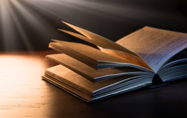 Grunge çağı, kaba, taşralı, kahverengi Yahudi mezmuru, dua et ki, Tora Kanunu, koyu siyah, tahta masa alanını aydınlatsın. Yeni Yahudi kültürü, Tanrı İsa, İncil, edebiyat, sanat, ahşap, hayat kavramı.