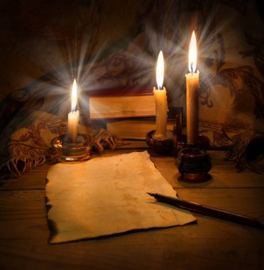 Kahverengi çağ paçavrası, kutsal Hristiyan İsa 'nın kutsal İncil' i, Torah hukuk kitabı yazarı, koyu siyah masa başı direği, natürmort yaşam metni uzay afişi. Kapat görünüm günlüğü not defteri edebi sanat metni parşömeni okudu