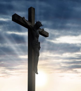 Soyut kutsal ilahi kurtarıcı duacı ölü adam Mesih tutku acı ruh hayat. Kutsal bağışlayıcılar, karanlık ahşap kilise mezar mezar mezar mezar mezar heykeli simgesi açık gri bulutlu hatta cennet metin uzayı