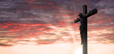 Soyut kutsal ilahi kurtarıcı duacı ölü adam Mesih tutku acı ruh hayat. Kutsal bağışlayıcılar, karanlık ahşap kilise mezar mezar mezar mezar mezar heykeli simge ışık kırmızı bulutlu hatta cennet metin uzayı