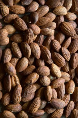 Olgun, büyük, taze, çiğ, fındıklı, acı baharatlı, tuzlu ürün sembolü açık kahverengi bej, turuncu, retro çiftlik tarzı. Soyut detay makro görüntüsünü kapat. Büyük vejetaryen çekirdek mısır ceviz çekirdeği, fasulye kabuğu.