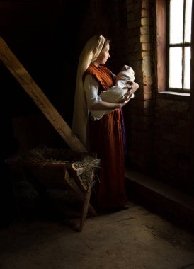 Mutlu genç çocuk uyur yaşam sembolü yıldız ışığı beyaz kumaş tebrik kartı uzayı. Koyu siyah ahır mağarası saman samanı canlı sahne şirin yeni ebeveyn mutlu mesih noel arifesi aşk bayanı eli