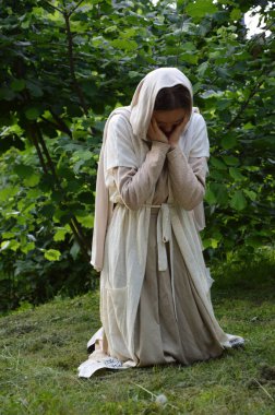 Yalnız, yetişkin, Doğu İsrail Yahudi portresi beyaz, eski moda bornoz giyen bayanın İsa Mesih 'e dileklerini sorduğunu vurguladı. Günah ergen ruhu, mutlu bir mutluluk için yalvar. Şükürler olsun. Barış için şükret.