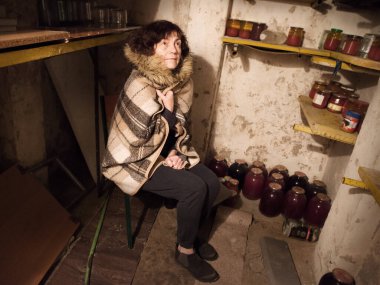 Putin bombacısı terörü yetişkin hasta kadın panikledi bekle Avrupa 'nın Kharkiv şehrinin eski konsept metin uzayını araştırmasına yardım et. İnsan acısı hayat kurtarır Tanrı 'ya karanlık şehir duvarının içinde barış için dua et.
