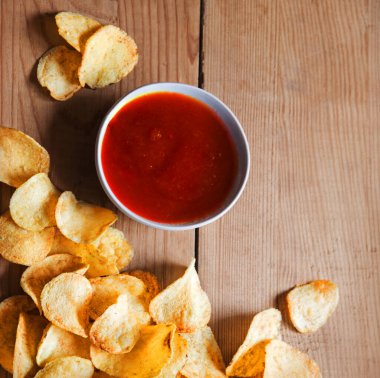 Üst görünümü kapatın kuru aşçı kırmızı bir sürü büyük sebze kraker grubu tahta tabak alanı. Retro rustik yakın plan küçük doğal pişmiş diyet altın soğan bitkisi peyniri hazır yemek