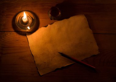 Kahverengi çağ yırtık paçavrası yırtılmış İncil Torah hukuk kitabı yazarı karanlık masa başı direği hala yaşam metni arkaplanı. Üst görünüm günlüğünü kapat ve edebi sanat senaryosu kaydırma kenarlığını oku