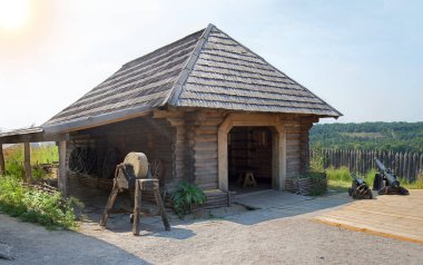 Hortitsa fort city 2019. Rustik Zaporizhia Sich Hortica savaş kalesi kasaba silah muhafızları ordu öğütücü müzesi. Geçmiş yüzyıl ahşap ev ahşap bahçe büyük daire demirci taş sahne mavi gökyüzü