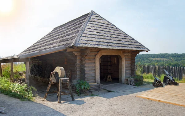 Hortitsa fort city 2019. Rustik Zaporizhia Sich Hortica savaş kalesi kasaba silah muhafızları ordu öğütücü müzesi. Geçmiş yüzyıl ahşap ev ahşap bahçe büyük daire demirci taş sahne mavi gökyüzü