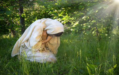 Yalnız, yetişkin, Doğu İsrail Yahudi portresi beyaz, eski moda bornoz giyen bayanın İsa Mesih 'e dileklerini sorduğunu vurguladı. Günah ergen ruhu, mutlu bir mutluluk için yalvar. Şükürler olsun. Barış için şükret.