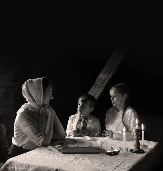古いユダヤ人難民の女性の母親の祈りのケアは ローフ希望の生活の問題を提供し 貧しい貧困層の慈善団体の概念1930年代に役立ちます ダークレトロなユダヤ人の家のテーブルキャンドル偉大な戦争の苦難は食事を凹面土の懸念 — ストック写真