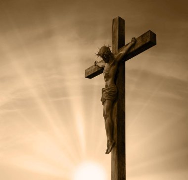 Soyut kutsal ilahi kurtarıcı duacı ölü adam Mesih tutku acı ruh hayat. Kutsal bağışlayıcılar, karanlık ahşap kilise mezar mezar mezar mezar mezar heykeli simgesi açık gri bulutlu hatta cennet metin uzayı