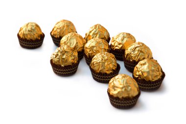 Soyut, sevimli, parlak, parlak, parlak, şekerli, kakaolu kahve yığını, hurda kahve, romantik evlilik, aşk partisi, siyah festival arkaplanı. Üst görünümü kapat eski moda pek çok taze yemek arzusu paketi