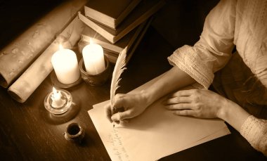 Üst görünümü kapatın. İncil 'deki hukuk ilanları sayfasını geçin. Lütfen uzayı okuyun. Yakın yaştaki erkek kol, parmak ucu mürekkep çizer. Sanat günlüğü çizer. Not defteri yazarı, insan evladı, siyah tahta masa.