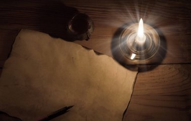 Kahverengi çağ yırtık paçavrası yırtılmış İncil Torah hukuk kitabı yazarı karanlık masa başı direği hala yaşam metni arkaplanı. Üst görünüm günlüğünü kapat ve edebi sanat senaryosu kaydırma kenarlığını oku